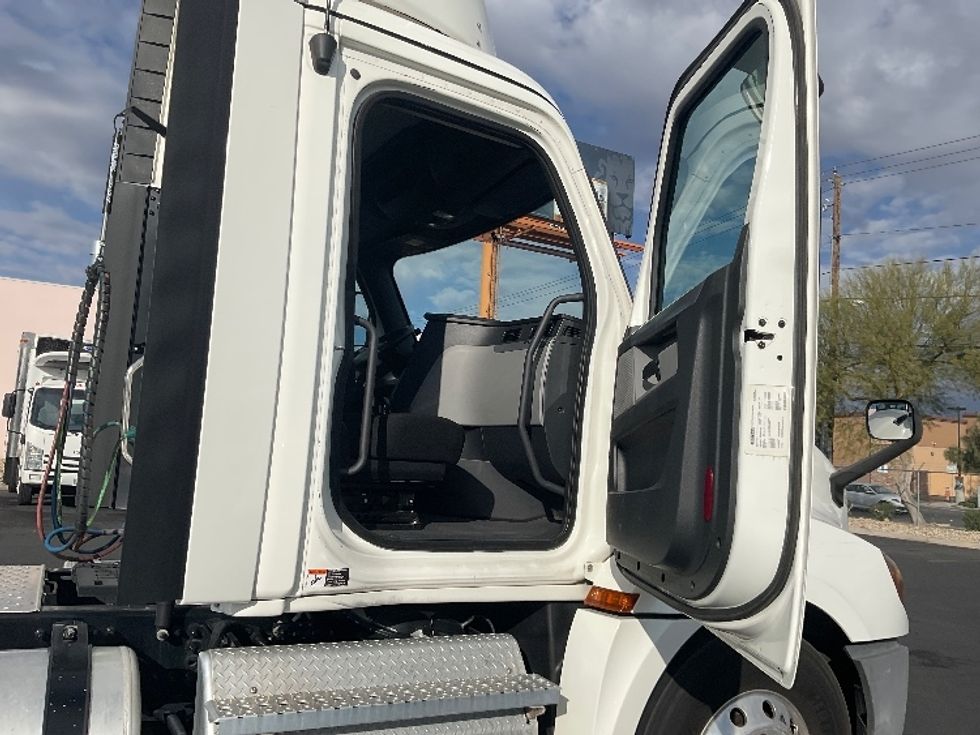 Day Cab Tractor-Heavy Duty Tractors-Freightliner-2020-T12664ST-Las Vegas-NV-330,229\n\t\tmiles-$ 57,250 - Image 12