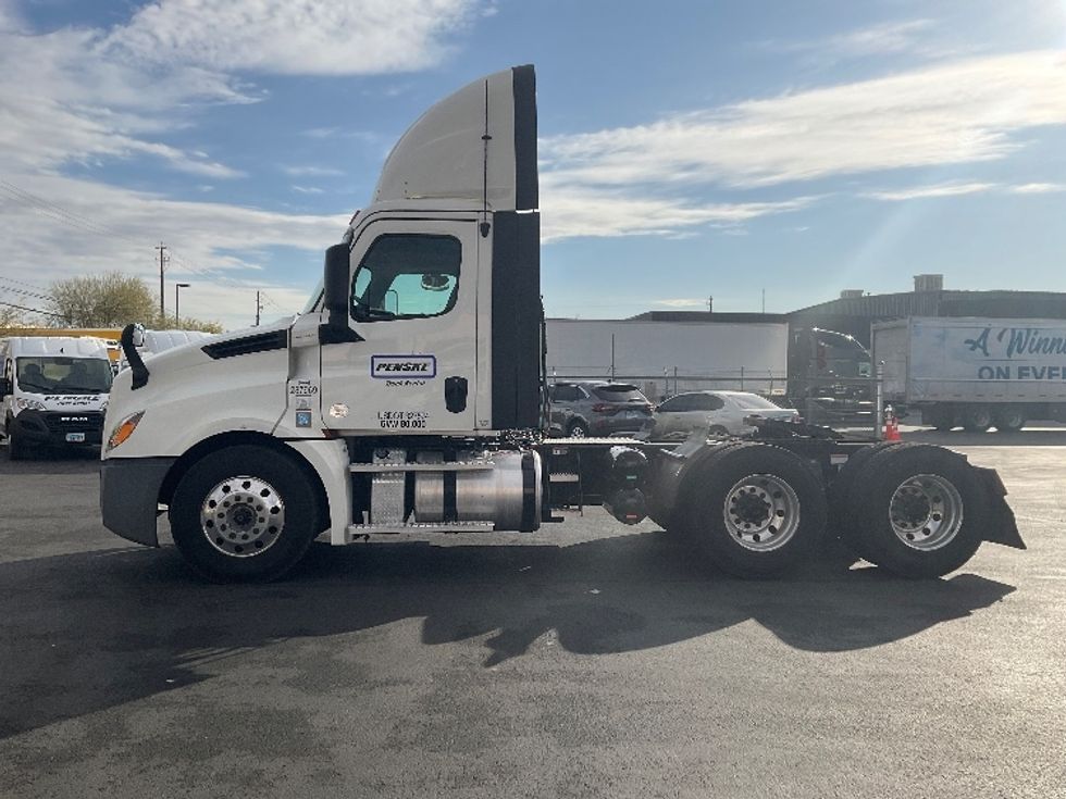 Day Cab Tractor-Heavy Duty Tractors-Freightliner-2020-T12664ST-Las Vegas-NV-330,229\n\t\tmiles-$ 57,250 - Image 4