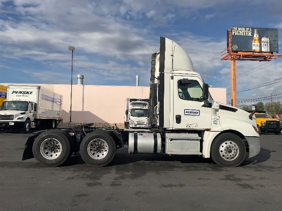 Day Cab Tractor-Heavy Duty Tractors-Freightliner-2020-T12664ST-Las Vegas-NV-330,229\n\t\tmiles-$ 57,250 - Image 8