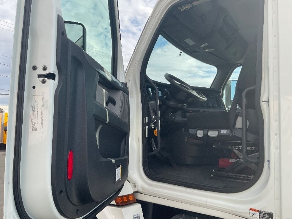 Day Cab Tractor-Heavy Duty Tractors-Freightliner-2020-T12664ST-Las Vegas-NV-330,229\n\t\tmiles-$ 57,250 - Image 9