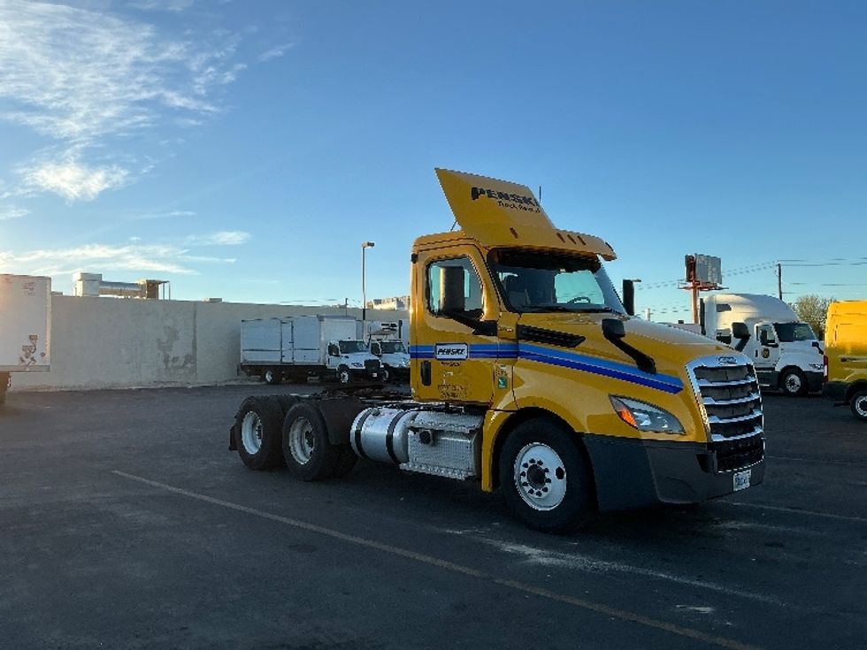 Day Cab Tractor-Heavy Duty Tractors-Freightliner-2020-T12664ST-Las Vegas-NV-331,689\n\t\tmiles-$ 53,000 - Image 1
