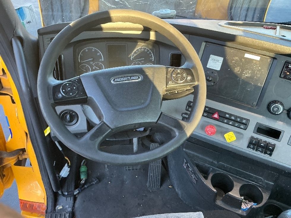 Day Cab Tractor-Heavy Duty Tractors-Freightliner-2020-T12664ST-Las Vegas-NV-331,689\n\t\tmiles-$ 53,000 - Image 11