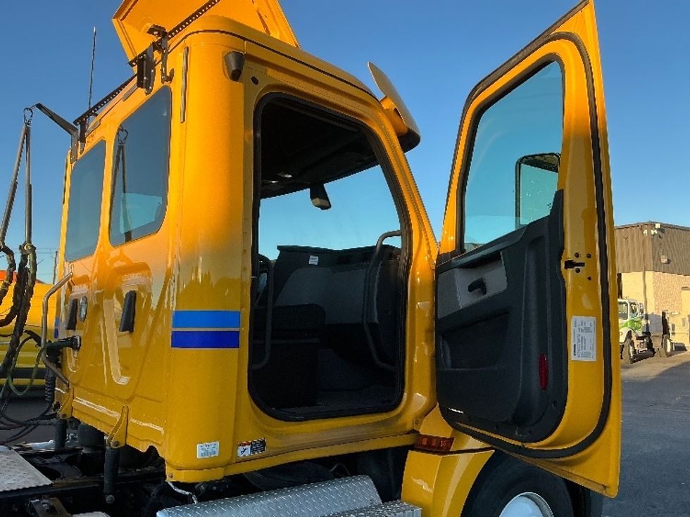 Day Cab Tractor-Heavy Duty Tractors-Freightliner-2020-T12664ST-Las Vegas-NV-331,689\n\t\tmiles-$ 53,000 - Image 12