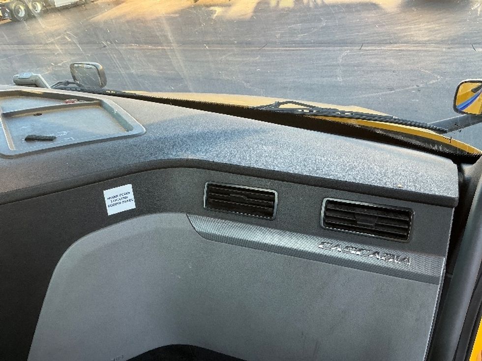 Day Cab Tractor-Heavy Duty Tractors-Freightliner-2020-T12664ST-Las Vegas-NV-331,689\n\t\tmiles-$ 53,000 - Image 13