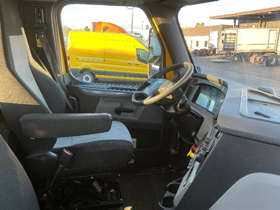 Day Cab Tractor-Heavy Duty Tractors-Freightliner-2020-T12664ST-Las Vegas-NV-331,689\n\t\tmiles-$ 53,000 - Image 14