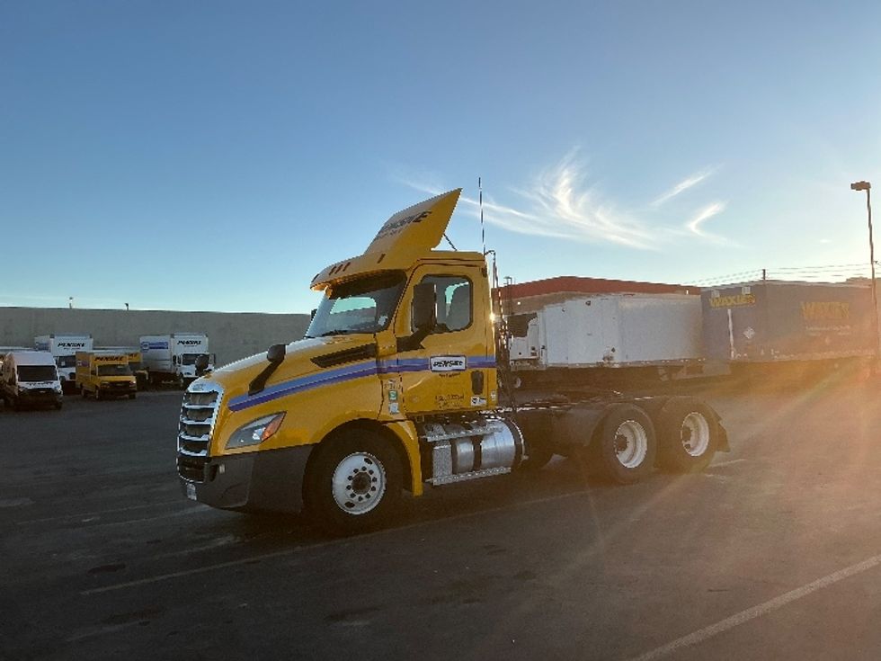 Day Cab Tractor-Heavy Duty Tractors-Freightliner-2020-T12664ST-Las Vegas-NV-331,689\n\t\tmiles-$ 53,000 - Image 3