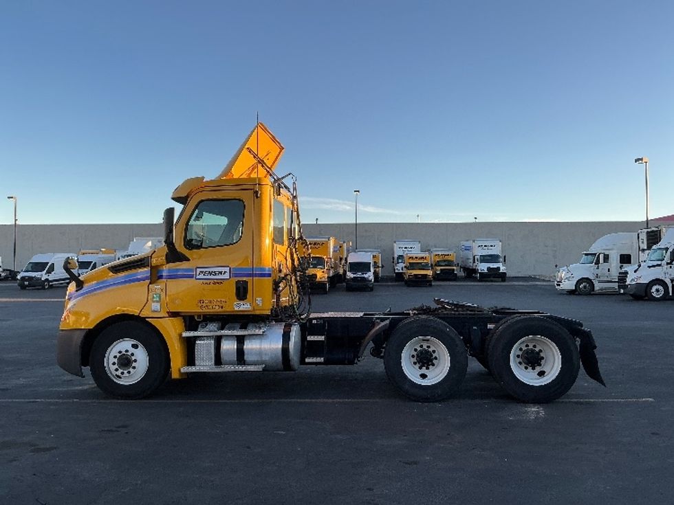 Day Cab Tractor-Heavy Duty Tractors-Freightliner-2020-T12664ST-Las Vegas-NV-331,689\n\t\tmiles-$ 53,000 - Image 4