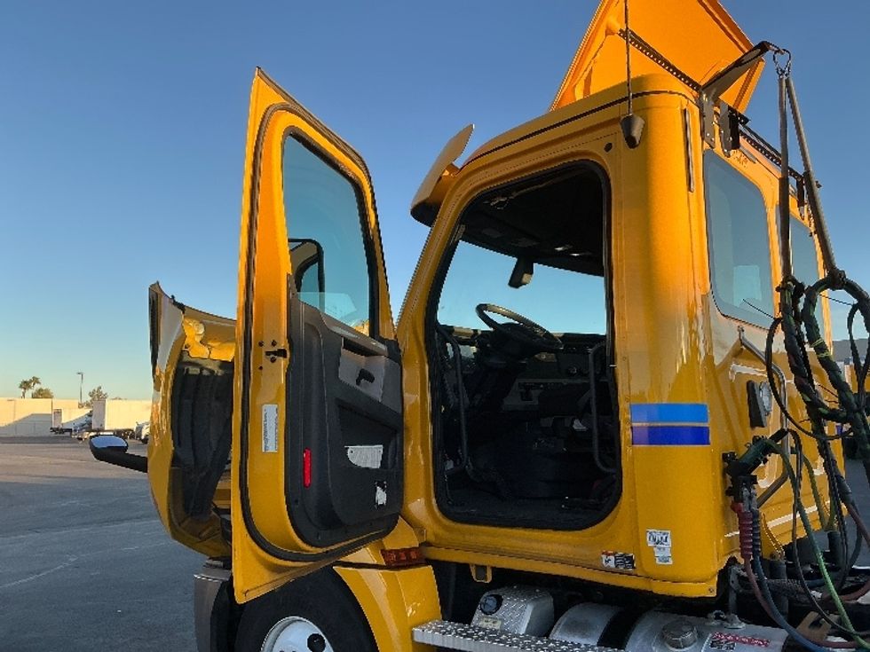 Day Cab Tractor-Heavy Duty Tractors-Freightliner-2020-T12664ST-Las Vegas-NV-331,689\n\t\tmiles-$ 53,000 - Image 9