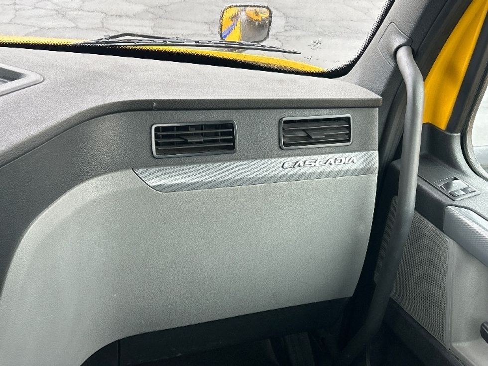 Day Cab Tractor-Heavy Duty Tractors-Freightliner-2020-T12664ST-Las Vegas-NV-383,141\n\t\tmiles-$ 49,000 - Image 13