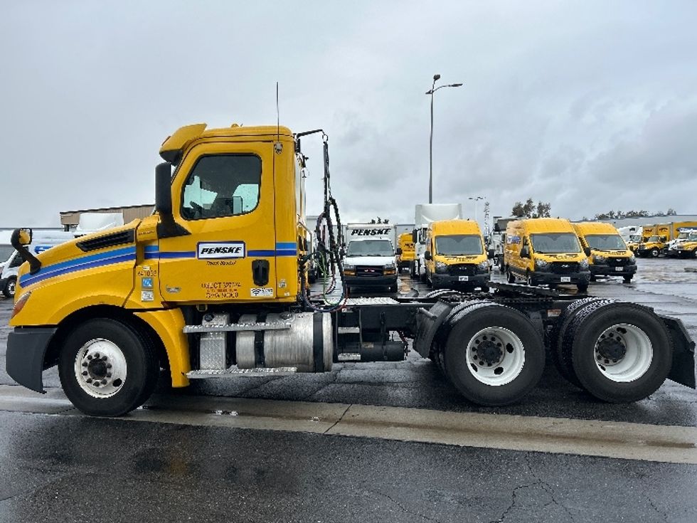 Day Cab Tractor-Heavy Duty Tractors-Freightliner-2020-T12664ST-Las Vegas-NV-383,141\n\t\tmiles-$ 49,000 - Image 4