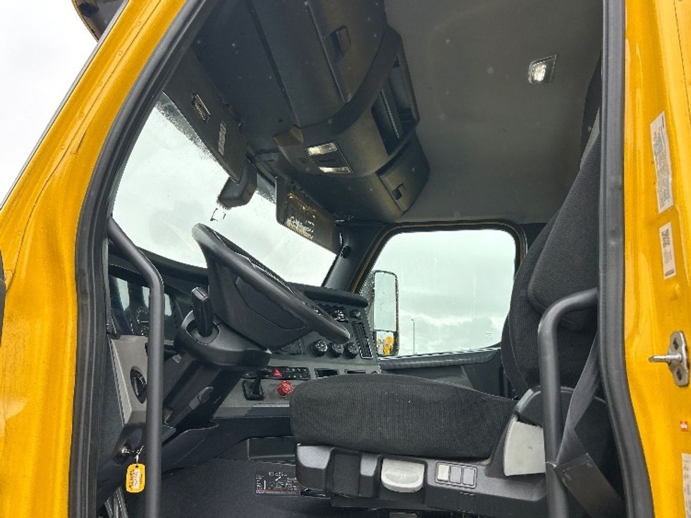 Day Cab Tractor-Heavy Duty Tractors-Freightliner-2020-T12664ST-Las Vegas-NV-383,141\n\t\tmiles-$ 49,000 - Image 9