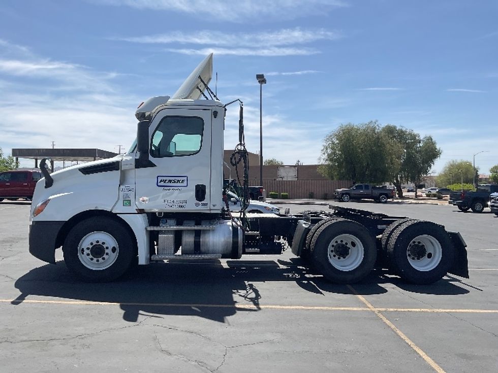 Day Cab Tractor-Heavy Duty Tractors-Freightliner-2020-T12664ST-Las Vegas-NV-572,516\n\t\tmiles-$ 35,000 - Image 4