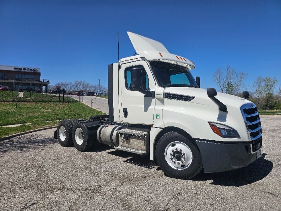 Day Cab Tractor-Heavy Duty Tractors-Freightliner-2020-T12664ST-Lenexa-KS-383,539\n\t\tmiles-$ 65,250 - Image 1