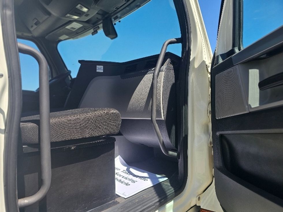 Day Cab Tractor-Heavy Duty Tractors-Freightliner-2020-T12664ST-Lenexa-KS-383,539\n\t\tmiles-$ 65,250 - Image 12