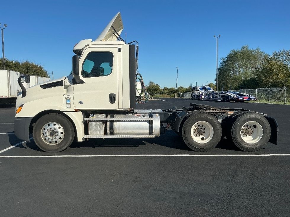 Day Cab Tractor-Heavy Duty Tractors-Freightliner-2020-T12664ST-Lexington-KY-334,535\n\t\tmiles-$ 53,250 - Image 4