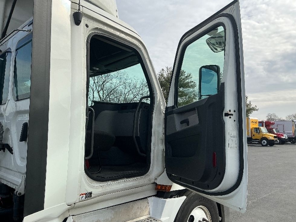 Day Cab Tractor-Heavy Duty Tractors-Freightliner-2020-T12664ST-Lexington-KY-602,534\n\t\tmiles-$ 29,000 - Image 12