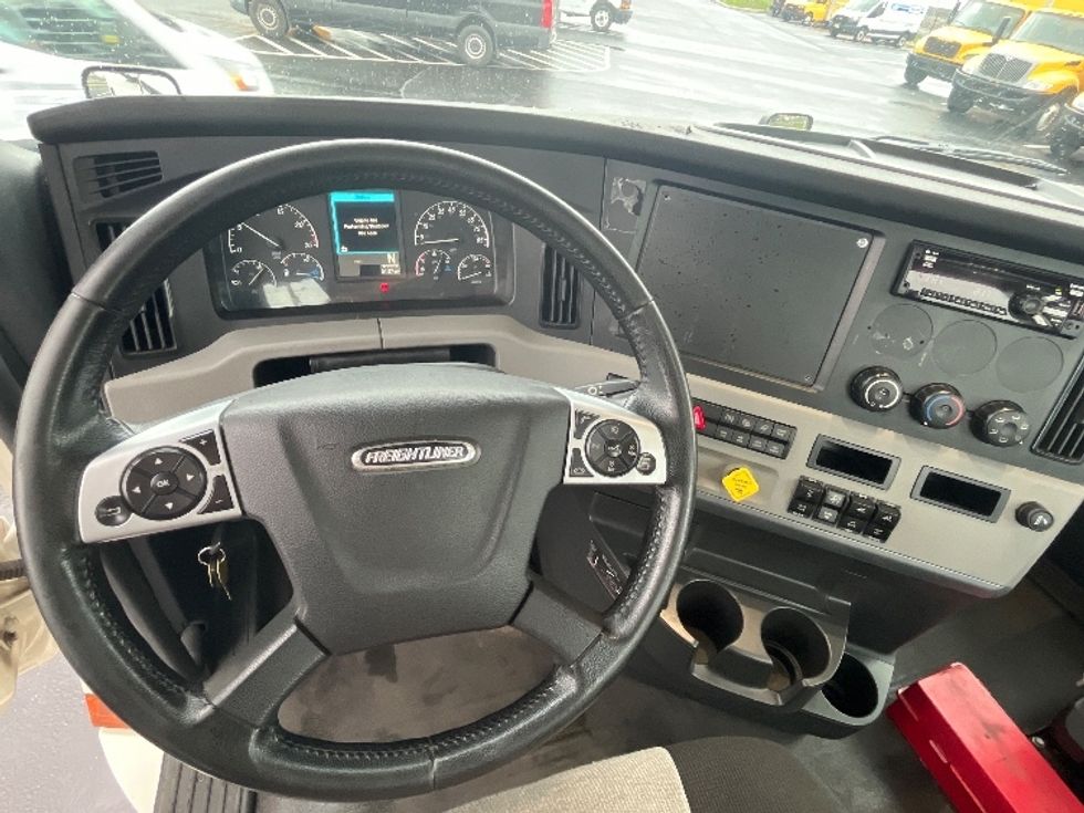 Day Cab Tractor-Heavy Duty Tractors-Freightliner-2020-T12664ST-Linden-NJ-102,492\n\t\tmiles-$ 49,000 - Image 11