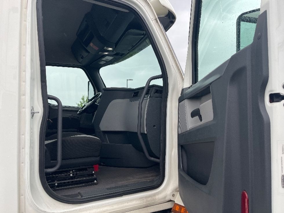 Day Cab Tractor-Heavy Duty Tractors-Freightliner-2020-T12664ST-Linden-NJ-102,492\n\t\tmiles-$ 49,000 - Image 12