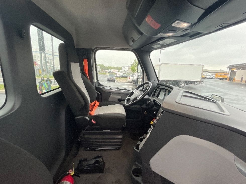 Day Cab Tractor-Heavy Duty Tractors-Freightliner-2020-T12664ST-Linden-NJ-102,492\n\t\tmiles-$ 49,000 - Image 14