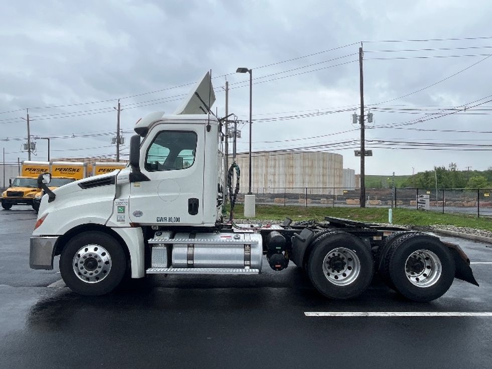 Day Cab Tractor-Heavy Duty Tractors-Freightliner-2020-T12664ST-Linden-NJ-102,492\n\t\tmiles-$ 49,000 - Image 4