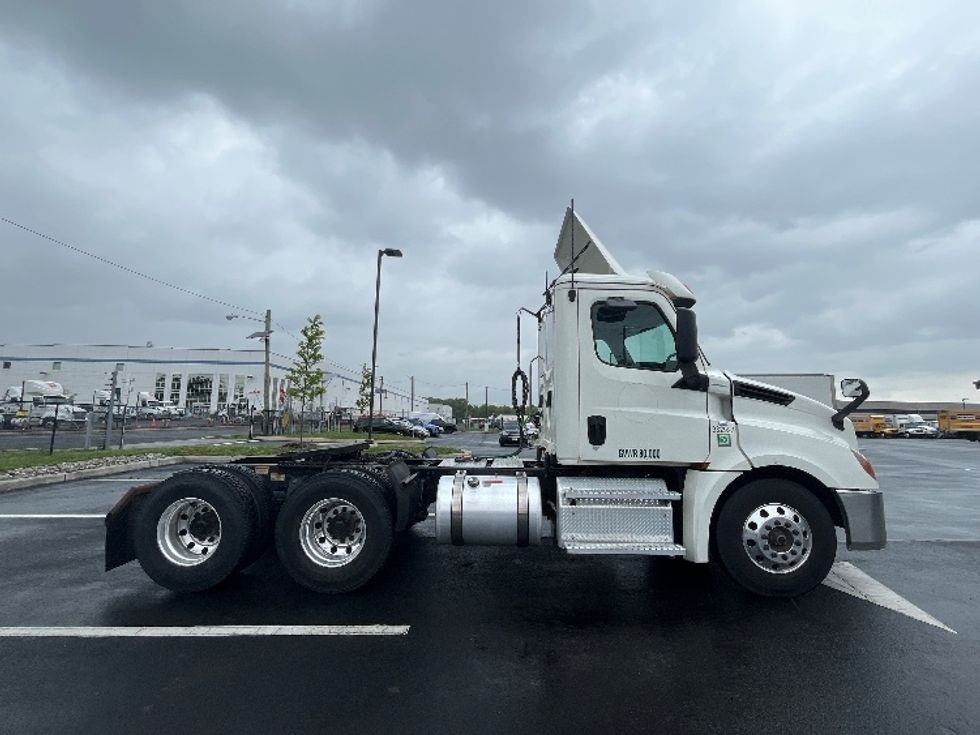 Day Cab Tractor-Heavy Duty Tractors-Freightliner-2020-T12664ST-Linden-NJ-102,492\n\t\tmiles-$ 49,000 - Image 8
