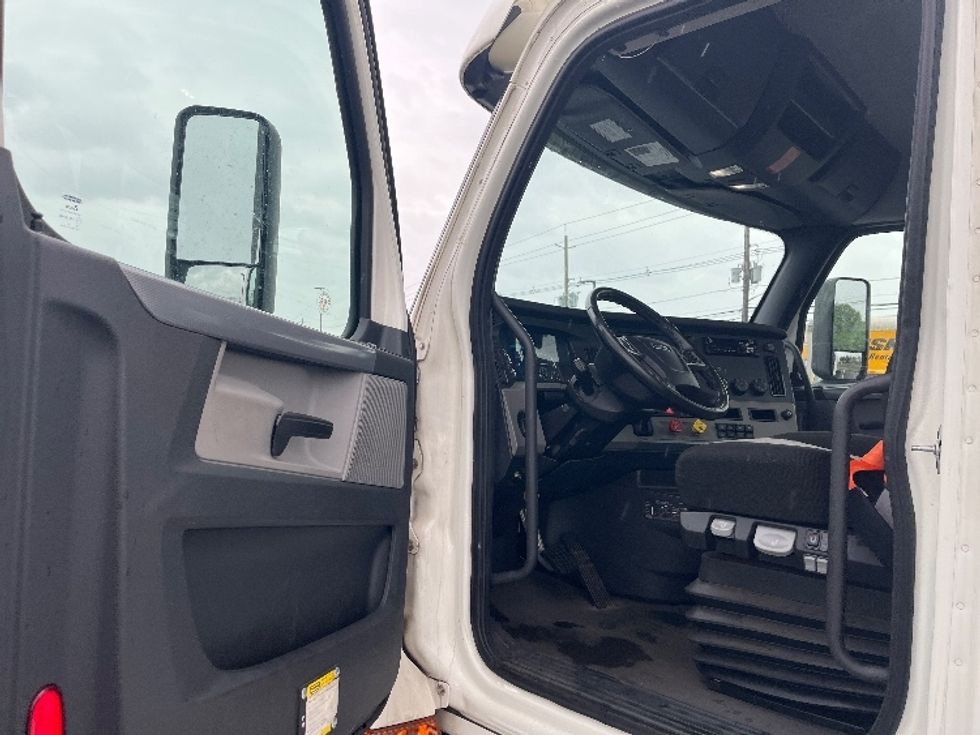 Day Cab Tractor-Heavy Duty Tractors-Freightliner-2020-T12664ST-Linden-NJ-102,492\n\t\tmiles-$ 49,000 - Image 9