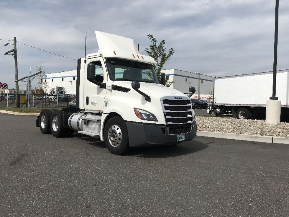 Day Cab Tractor-Heavy Duty Tractors-Freightliner-2020-T12664ST-Linden-NJ-131,939\n\t\tmiles-$ 63,000 - Image 1