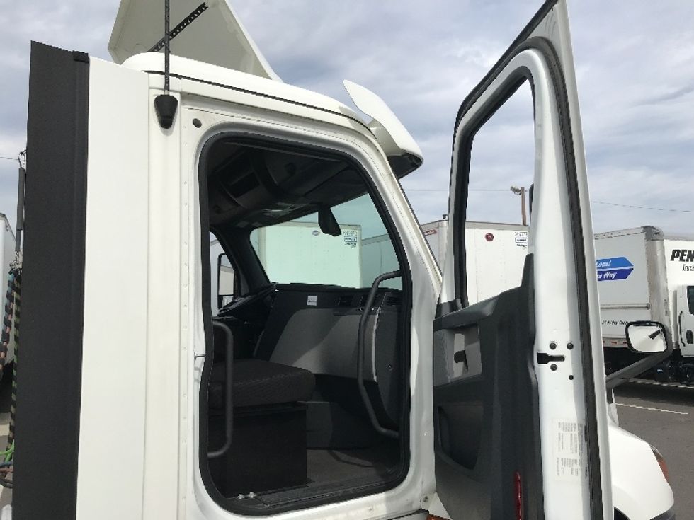 Day Cab Tractor-Heavy Duty Tractors-Freightliner-2020-T12664ST-Linden-NJ-131,939\n\t\tmiles-$ 63,000 - Image 14