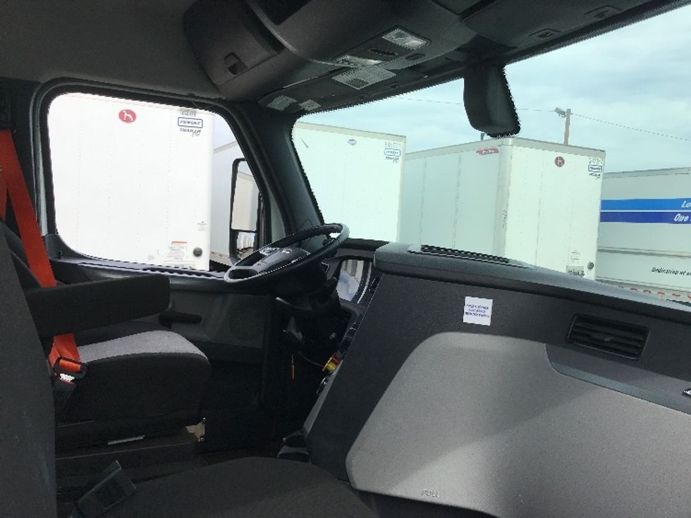 Day Cab Tractor-Heavy Duty Tractors-Freightliner-2020-T12664ST-Linden-NJ-131,939\n\t\tmiles-$ 63,000 - Image 15