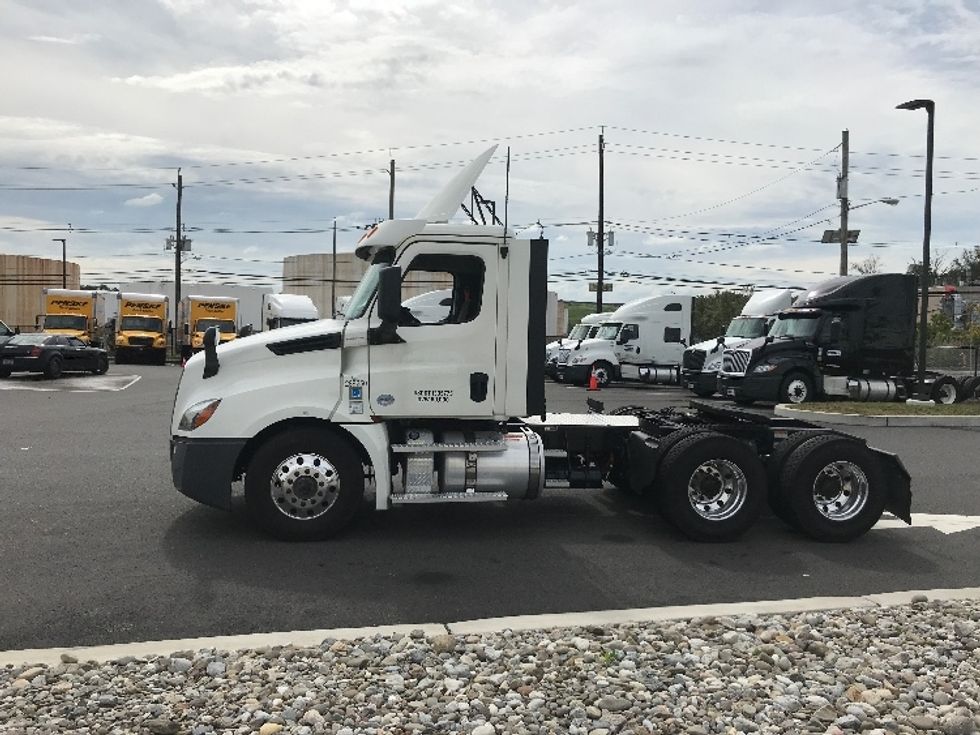 Day Cab Tractor-Heavy Duty Tractors-Freightliner-2020-T12664ST-Linden-NJ-131,939\n\t\tmiles-$ 63,000 - Image 4