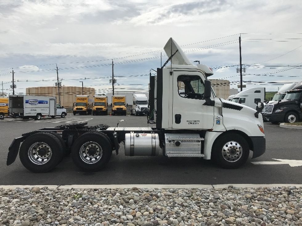 Day Cab Tractor-Heavy Duty Tractors-Freightliner-2020-T12664ST-Linden-NJ-131,939\n\t\tmiles-$ 63,000 - Image 8