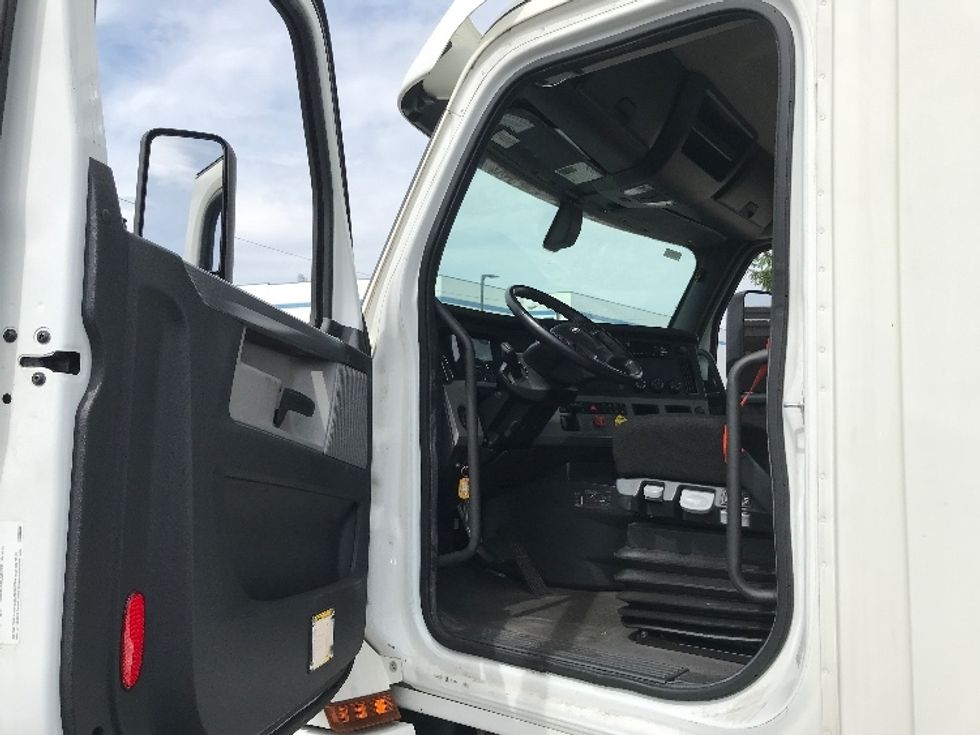 Day Cab Tractor-Heavy Duty Tractors-Freightliner-2020-T12664ST-Linden-NJ-131,939\n\t\tmiles-$ 63,000 - Image 9