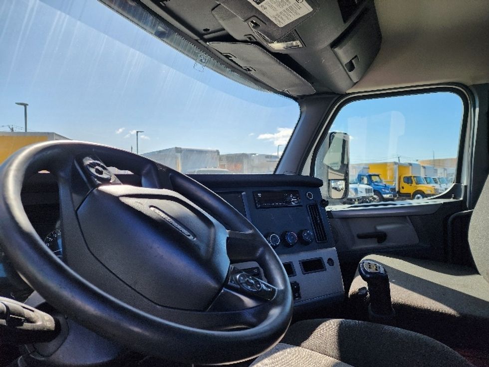 Day Cab Tractor-Heavy Duty Tractors-Freightliner-2020-T12664ST-Linden-NJ-246,788\n\t\tmiles-$ 52,250 - Image 10