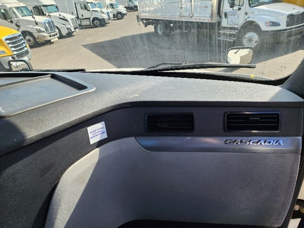 Day Cab Tractor-Heavy Duty Tractors-Freightliner-2020-T12664ST-Linden-NJ-246,788\n\t\tmiles-$ 52,250 - Image 13