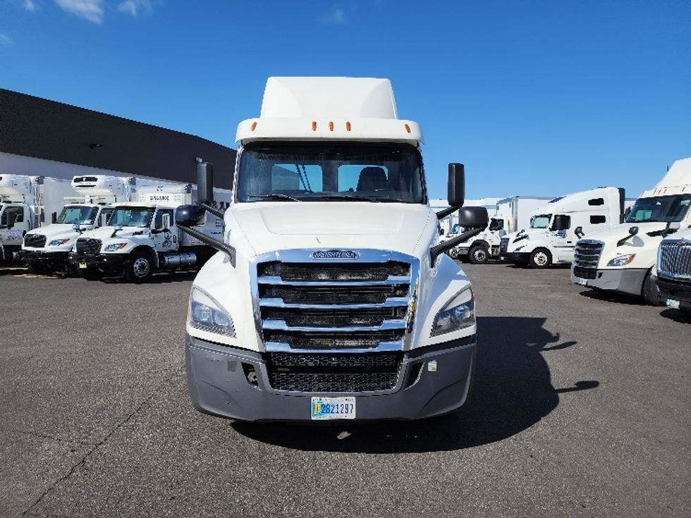 Day Cab Tractor-Heavy Duty Tractors-Freightliner-2020-T12664ST-Linden-NJ-246,788\n\t\tmiles-$ 52,250 - Image 2