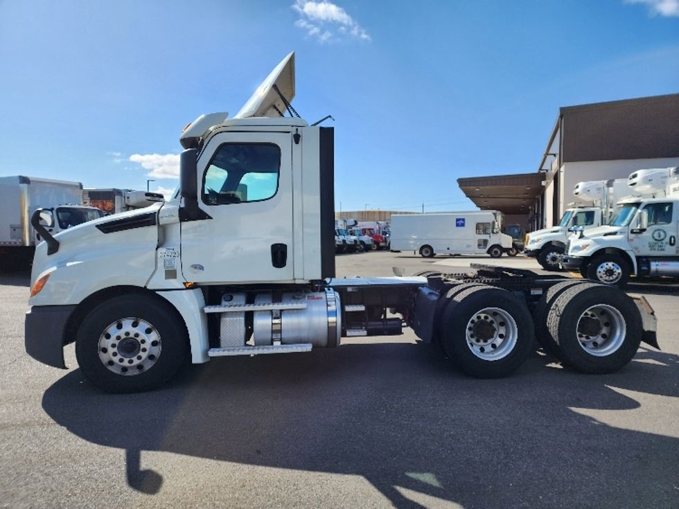Day Cab Tractor-Heavy Duty Tractors-Freightliner-2020-T12664ST-Linden-NJ-246,788\n\t\tmiles-$ 52,250 - Image 4