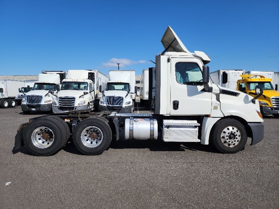 Day Cab Tractor-Heavy Duty Tractors-Freightliner-2020-T12664ST-Linden-NJ-246,788\n\t\tmiles-$ 52,250 - Image 8