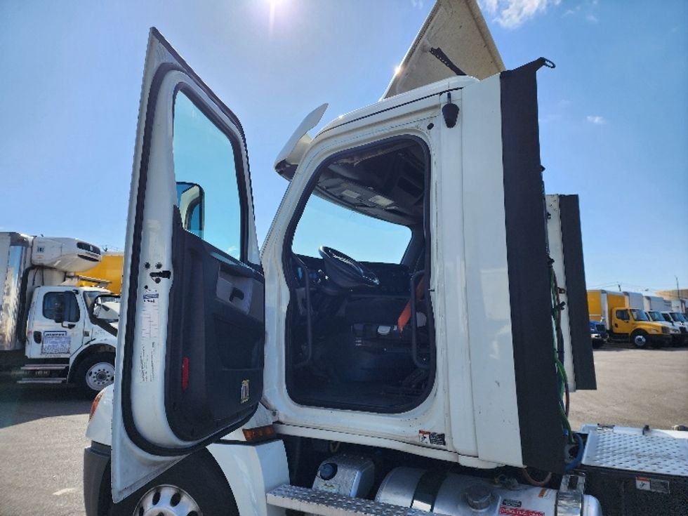 Day Cab Tractor-Heavy Duty Tractors-Freightliner-2020-T12664ST-Linden-NJ-246,788\n\t\tmiles-$ 52,250 - Image 9