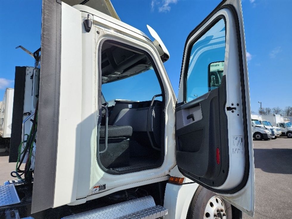 Day Cab Tractor-Heavy Duty Tractors-Freightliner-2020-T12664ST-Linden-NJ-246,865\n\t\tmiles-$ 47,750 - Image 12