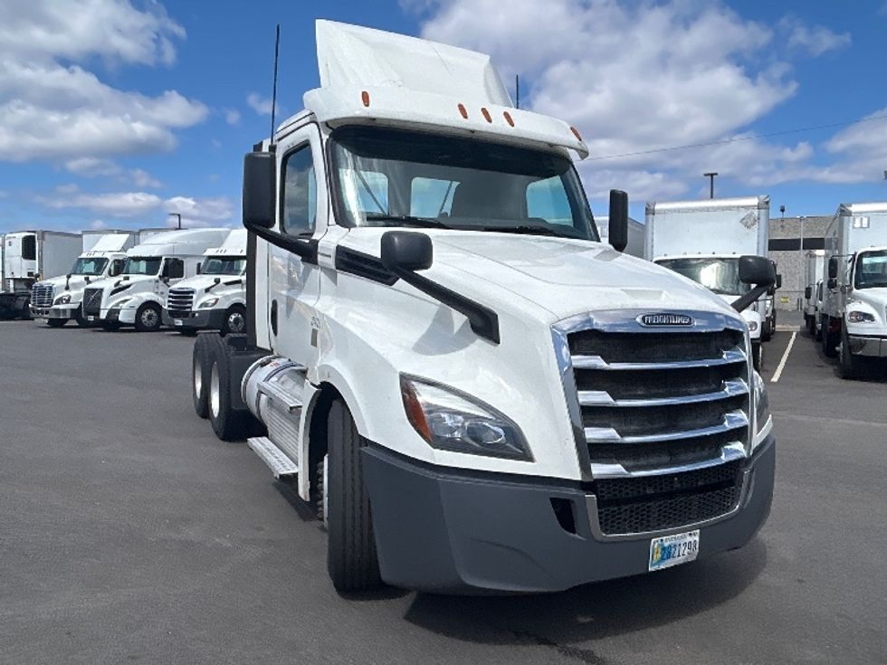 Day Cab Tractor-Heavy Duty Tractors-Freightliner-2020-T12664ST-Linden-NJ-269,168\n\t\tmiles-$ 39,750 - Image 1