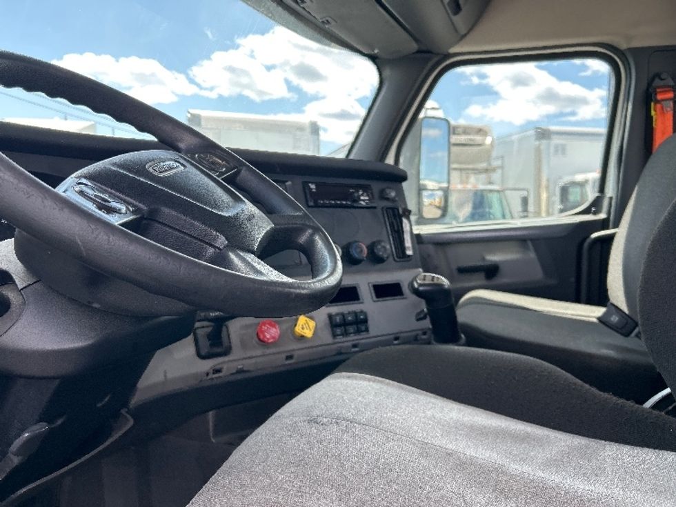 Day Cab Tractor-Heavy Duty Tractors-Freightliner-2020-T12664ST-Linden-NJ-269,168\n\t\tmiles-$ 39,750 - Image 10