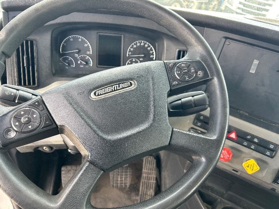 Day Cab Tractor-Heavy Duty Tractors-Freightliner-2020-T12664ST-Linden-NJ-269,168\n\t\tmiles-$ 39,750 - Image 11