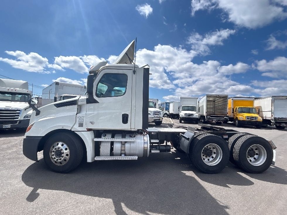 Day Cab Tractor-Heavy Duty Tractors-Freightliner-2020-T12664ST-Linden-NJ-269,168\n\t\tmiles-$ 39,750 - Image 4
