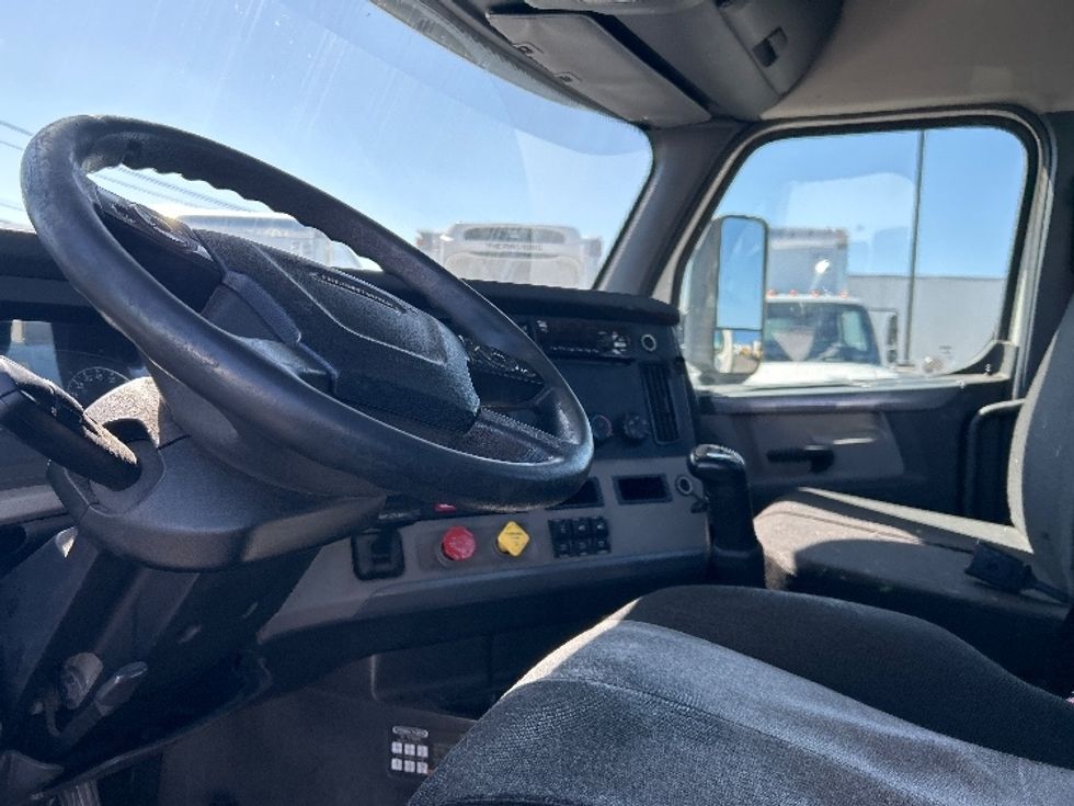 Day Cab Tractor-Heavy Duty Tractors-Freightliner-2020-T12664ST-Linden-NJ-286,528\n\t\tmiles-$ 51,750 - Image 10