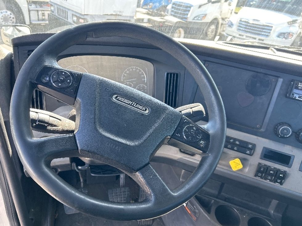 Day Cab Tractor-Heavy Duty Tractors-Freightliner-2020-T12664ST-Linden-NJ-286,528\n\t\tmiles-$ 51,750 - Image 11