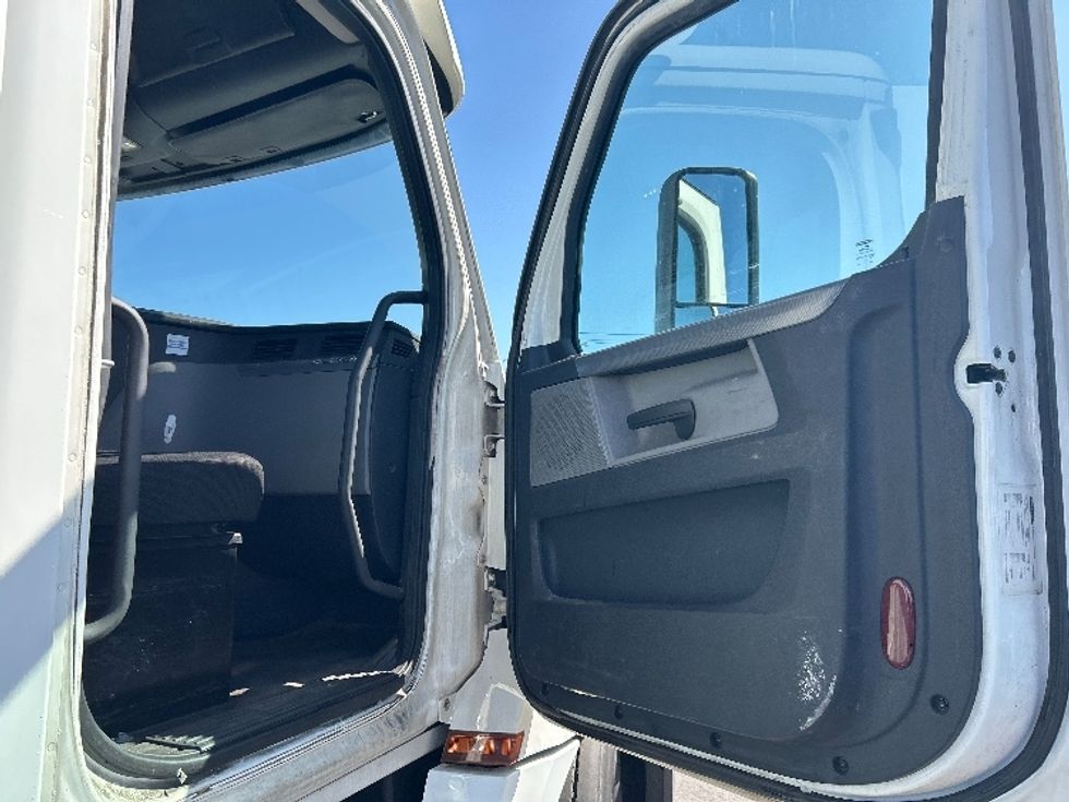Day Cab Tractor-Heavy Duty Tractors-Freightliner-2020-T12664ST-Linden-NJ-286,528\n\t\tmiles-$ 51,750 - Image 12