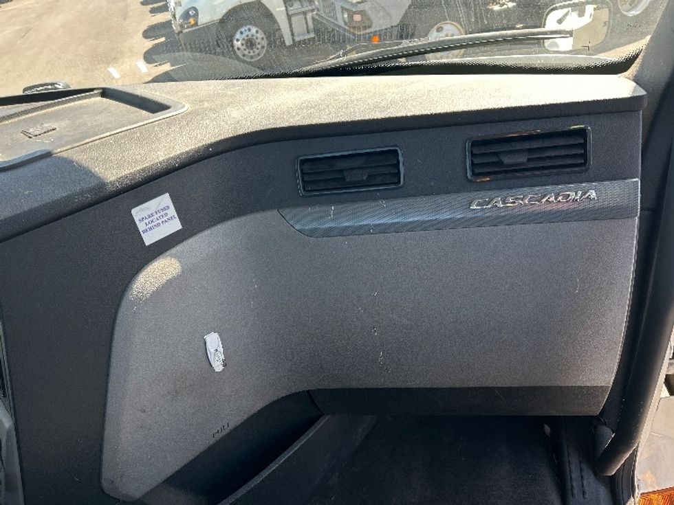Day Cab Tractor-Heavy Duty Tractors-Freightliner-2020-T12664ST-Linden-NJ-286,528\n\t\tmiles-$ 51,750 - Image 13