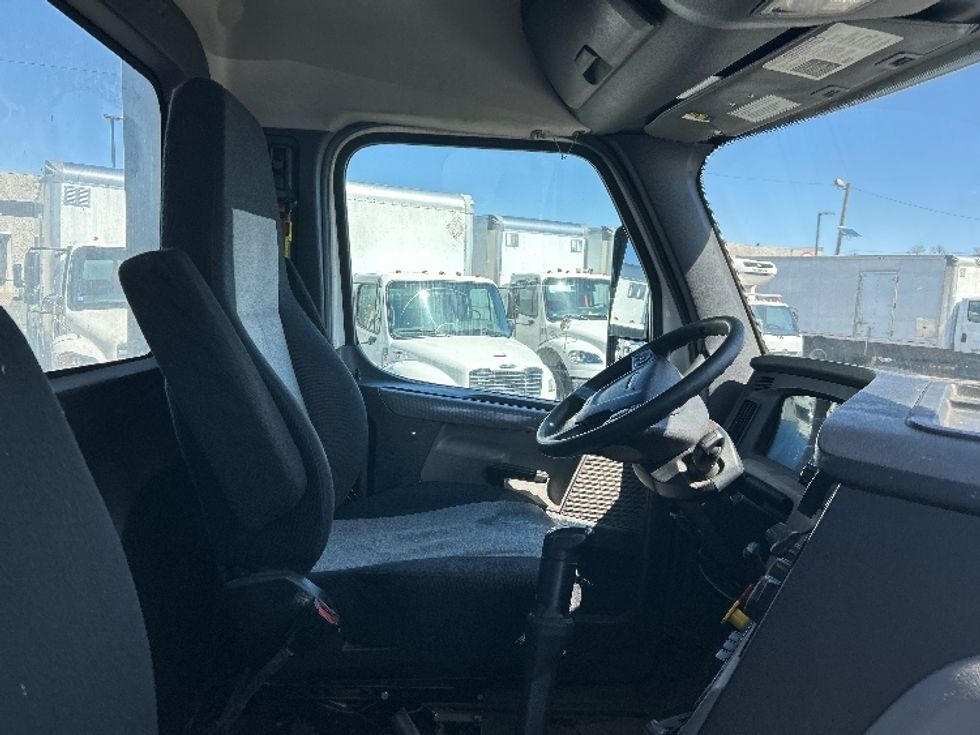 Day Cab Tractor-Heavy Duty Tractors-Freightliner-2020-T12664ST-Linden-NJ-286,528\n\t\tmiles-$ 51,750 - Image 14