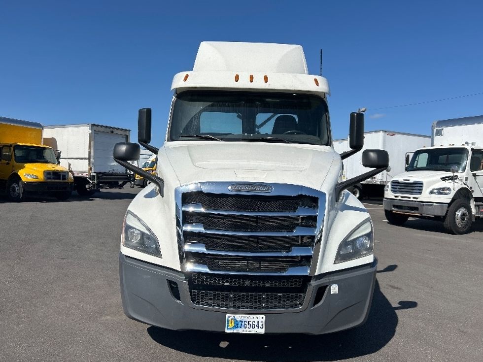 Day Cab Tractor-Heavy Duty Tractors-Freightliner-2020-T12664ST-Linden-NJ-286,528\n\t\tmiles-$ 51,750 - Image 2