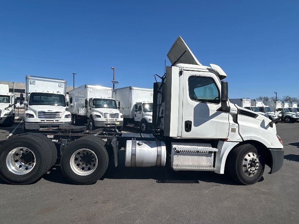 Day Cab Tractor-Heavy Duty Tractors-Freightliner-2020-T12664ST-Linden-NJ-286,528\n\t\tmiles-$ 51,750 - Image 8
